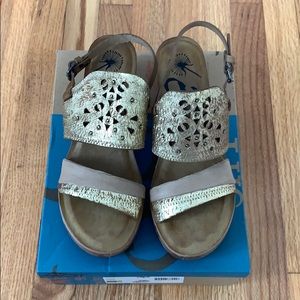 Like New OTBT Gold Hippie Wedges